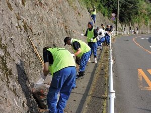 道路清掃を行いました